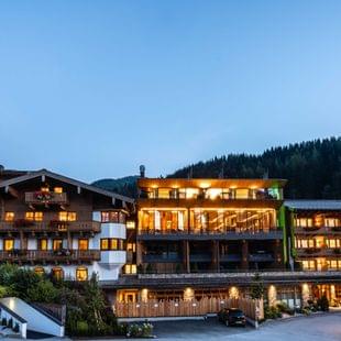 Außenansicht der Riederalm bei Nacht in Saalfelden Außenansicht der Riederalm bei Nacht in Saalfelden